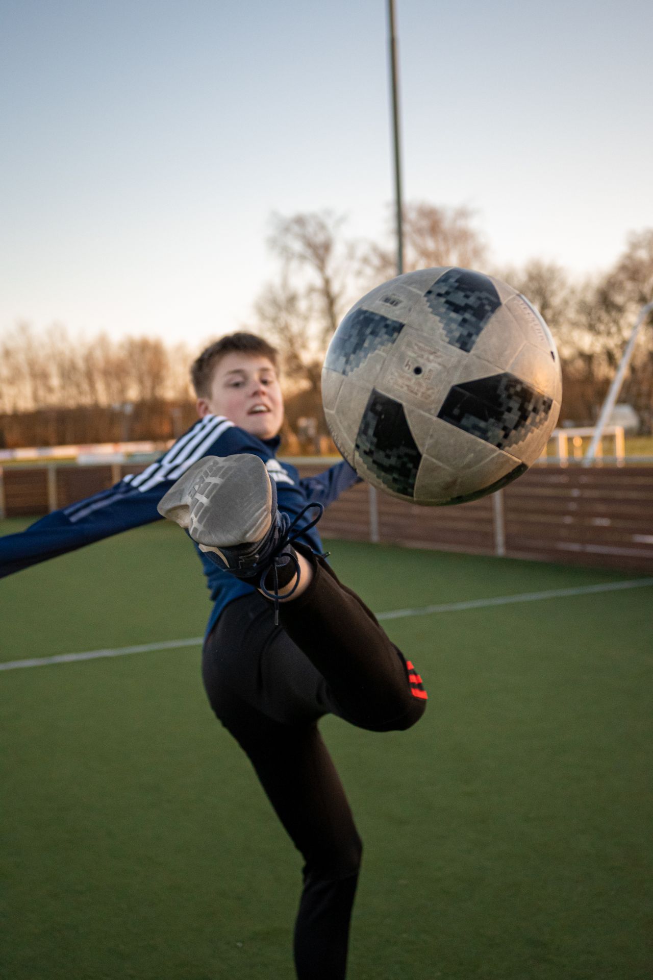 Kille kickar boll